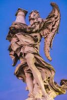 Statue eines Engels mit einer Säule am Ponte Sant Angelo in Rom, Italien foto