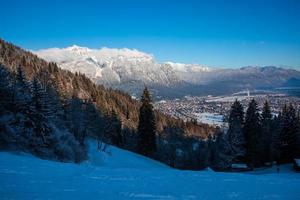 Skipiste über Garmisch Partenkirchen mit Blick über die Stadt foto