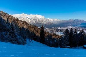 Skipiste über Garmisch Partenkirchen mit Blick über die Stadt foto