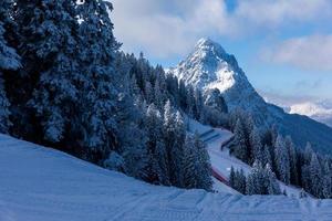 Skipisten mit Blick auf den majestätischen Alpengipfel in Garmisch Partenkirchen foto