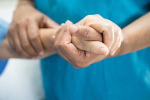 Arzt mit berührenden Händen asiatische Seniorin oder ältere alte Dame Patientin mit Liebe, Sorgfalt, Hilfe, Ermutigung und Empathie auf der Krankenstation, gesundes, starkes medizinisches Konzept foto