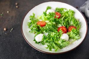 Salat Mozzarella, Tomate, Salat, Rucola gesunde Mahlzeit vegane oder vegetarische Kost