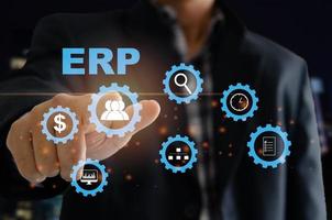 ERP-Softwaresystem für die Unternehmensressourcenplanung für Geschäftsressourcenpläne. Die Hand eines Mannes berührt das ERP-Wort auf einem virtuellen Bildschirm. foto