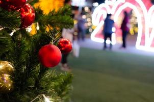 rote Kugeln mit Christbaumschmuck verziert. Neujahrs- und Weihnachtsfeste. Raumhintergrund kopieren. foto