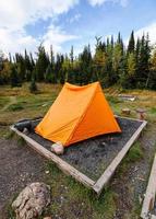 orange Zeltcamping auf einem Campingplatz im Herbstwald im Provinzpark foto