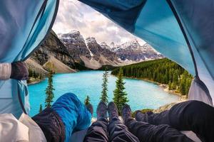 Gruppe von Bergsteigern, die sich ausruhen und den Blick auf den Moränensee im Nationalpark genießen? foto