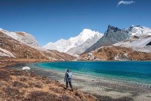 junge Frauen, die auf dem Milchsee im Peak Valley wandern? foto