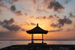 Sonnenschein im Pavillon am Steg an der Küste am Morgen foto