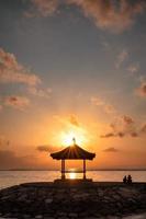 Sonnenschein über Pavillon am Steg an der Küste am Morgen
