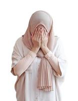 muslimische Frau betet für Gott auf weißem Hintergrund foto