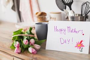 Happy Mothers Day Inschrift mit Tulpentisch foto