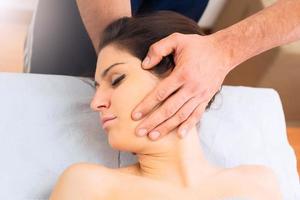 professionelle Massage am Nacken einer Frau foto