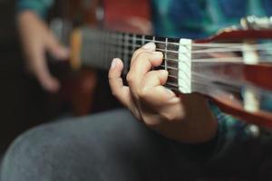 Linke Hand Detail mit Akkord auf klassischer Gitarre foto