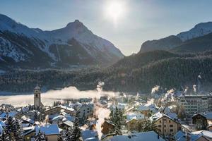 Dorf Celerina im Engadin in den Schweizer Alpen foto