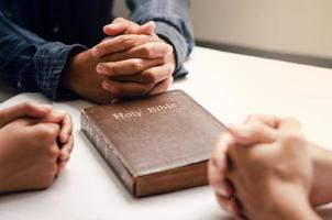 Christen versammeln sich, sitzen und beten um Segen von Gott. mit Glauben und Glauben