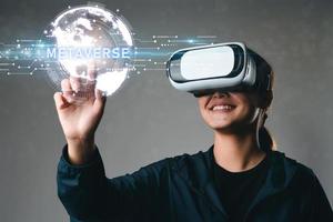 Frauen mit VR-Brille, die globale Internetverbindung von Metaverse, den digitalen Cyberspace von Metaverse und die Virtual-Reality-Erfahrungen von Metaverse für die Zukunft des Geschäfts. Erstellen einer virtuellen Realität foto