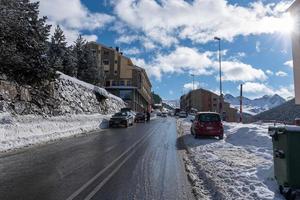 canillo, andorra 2021 - verkehr, schnee in andorra in den pyrenäen. foto