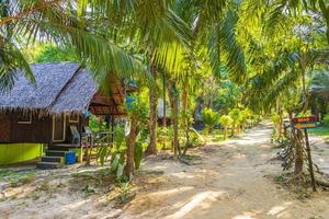 natürliches tropisches thailändisches stranddschungelresort mit holzhütten thailand. foto