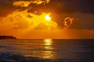 der schönste bunte goldene sonnenuntergang ialysos beach rhodos griechenland. foto