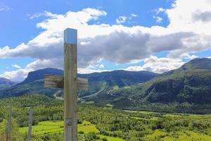 Kreuz von einem Zaun in der norwegischen Landschaft, Hemsedal, Norwegen. foto