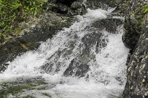 fließender Wasserfall Fluss See Hemsila in Hemsedal, Norwegen. foto