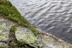 fließender schöner flusssee hemsila in hemsedal, norwegen. foto