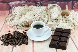 geröstete Kaffeebohnen mit Schokolade foto