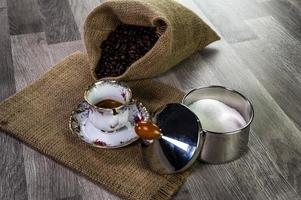 Kaffeetasse mit Kaffeebohnen und Keksen foto
