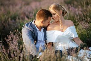 Brautpaar auf im Lavendelfeld foto