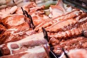 frisches rohes rotes Fleisch beim Metzger foto