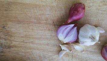 Zwiebel und Knoblauch zum Kochen auf altem Holzhintergrund foto