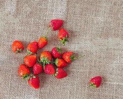 Erdbeere auf altem hölzernem Hintergrund, Liebe und Valentinsgrußthema