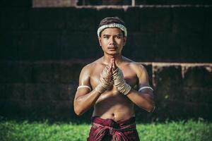 Boxer binden das Seil in ihre Hände und Hände, um den Lehrer zu respektieren. foto