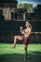 ein boxer band sich ein seil in die hand und führte einen kampf aus, die kampfkunst des muay thai. foto