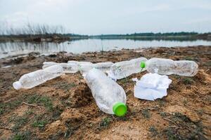 Viele Wasserflaschen liegen auf dem Boden. foto