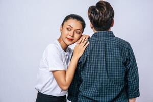 zwei liebe Frauen standen auf und hielten eine andere Schulter. foto