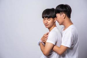 Zwei Männer, die sich lieben, umarmen sich hintereinander. foto
