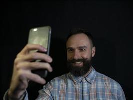 Mann mit Bart und Schnurrbart lächelt foto