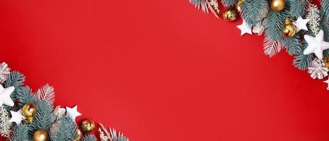 Banner mit flacher Weihnachtsdekoration auf rotem Hintergrund mit Kopienraum für Winterurlaubsgrüße foto