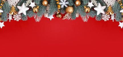 Weihnachten und Neujahr Banner mit Weihnachtsschmuck auf rotem Hintergrund mit Kopierraum. Winterferien leere Grußkarte foto