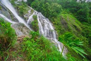 Pitugro-Wasserfall wird oft als herzförmige Wasserfälle bezeichnet Umphang, Thailand foto