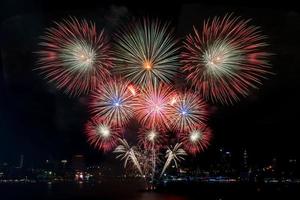 buntes Feuerwerk in verschiedenen Farben bei Nacht mit Feier- und Jubiläumskonzept foto