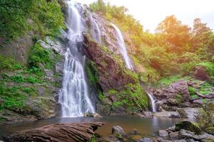 Huay Saai Leung Wasserfall ist ein wunderschöner Wasserfall im Regenwald-Dschungel Thailand foto