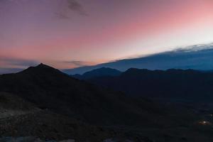 Sonnenaufgang über dem Berg foto