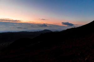 Sonnenaufgang über dem Berg foto