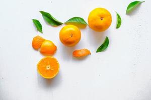 frische Orangenfrüchte auf weißem Hintergrund foto
