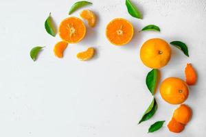 frische Orangenfrüchte auf weißem Hintergrund foto
