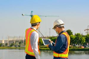 Ingenieurteam Bauarbeiter planen Bauprojekt auf der Baustelle im Freien foto