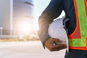 Ingenieurbau mit Schutzhelm, Techniker mit Helm, Arbeiterarchitektur mit Schutzhelm foto