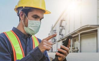 Ingenieur, der Smartphone hält Nachricht senden Internet-Technologie, Ingenieur Bauinspektion Bauprojekt foto